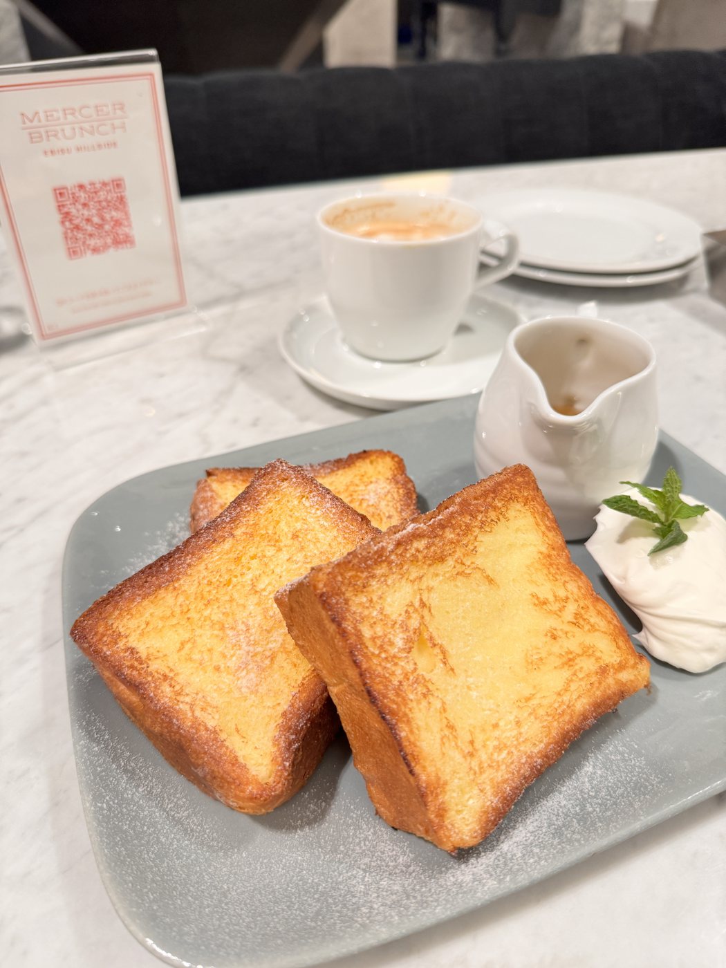 カフェのフレンチトーストとカフェラテ